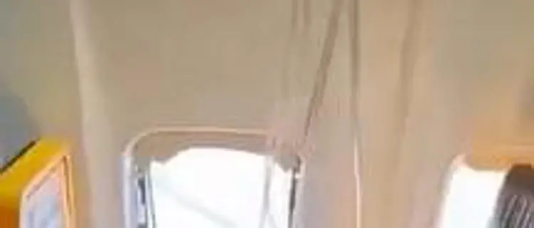 Attimi di terrore su un volo Ryanair, si rompe un finestrino e un passeggero rischia di essere risucchiato\n