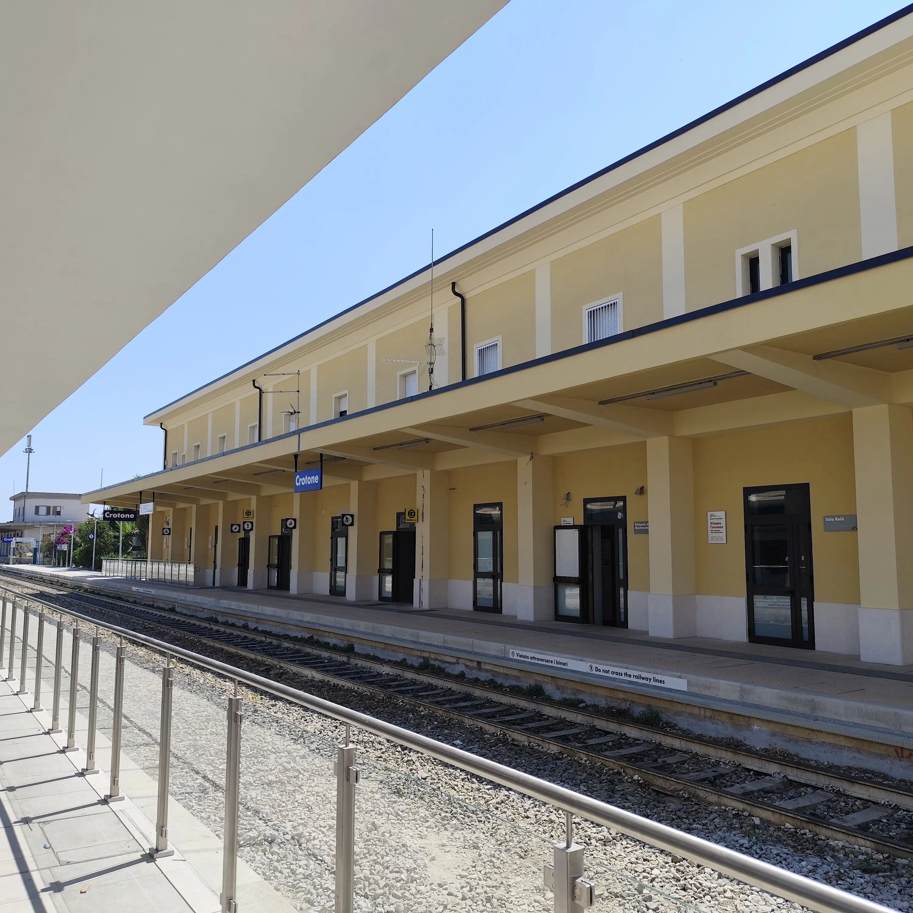 Completati i lavori di riqualificazione nelle stazioni di Crotone e Sibari: l’intervento è costato oltre 19 milioni\u00A0\n