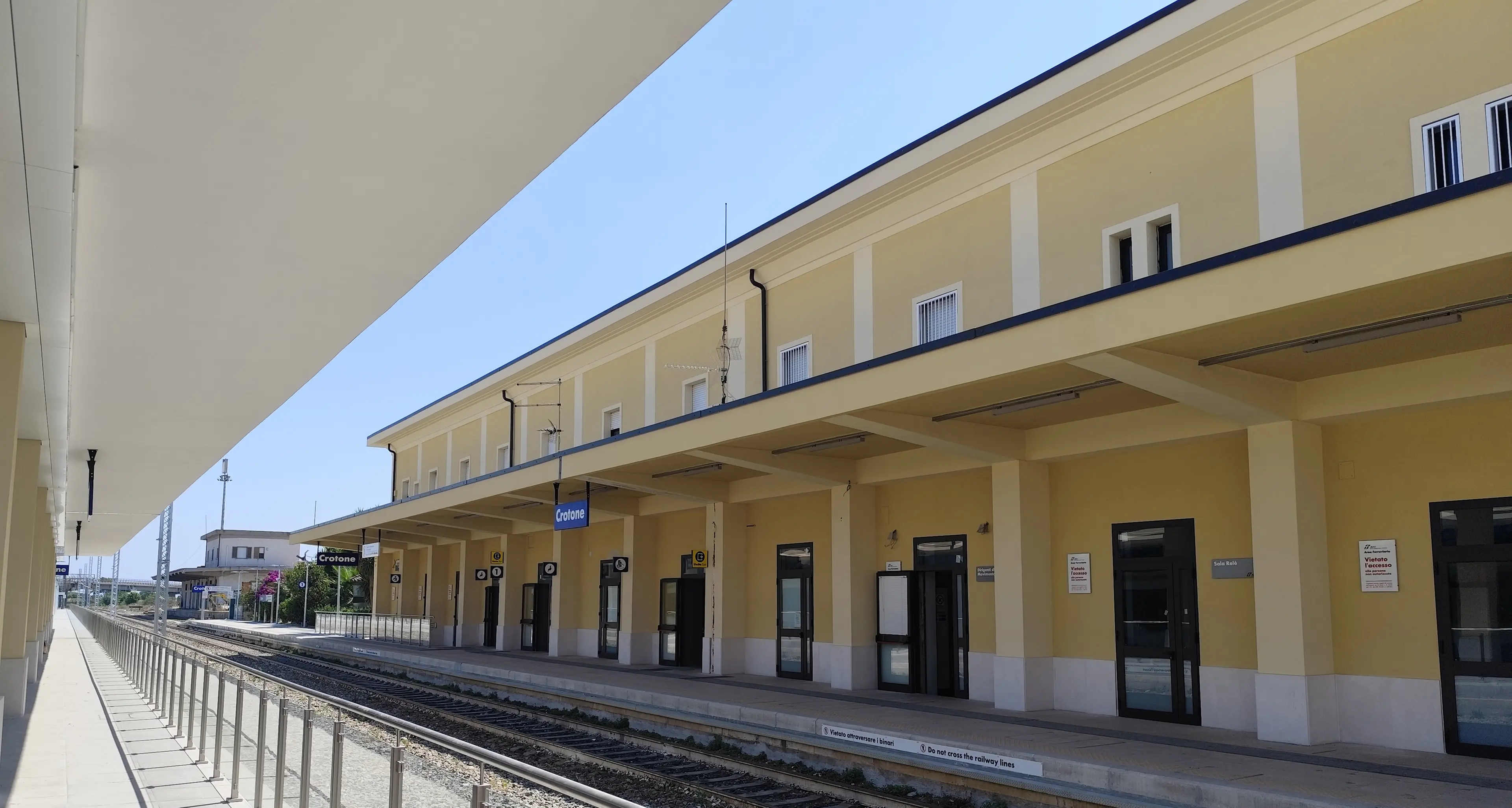 Completati i lavori di riqualificazione nelle stazioni di Crotone e Sibari: l’intervento è costato oltre 19 milioni\u00A0\n