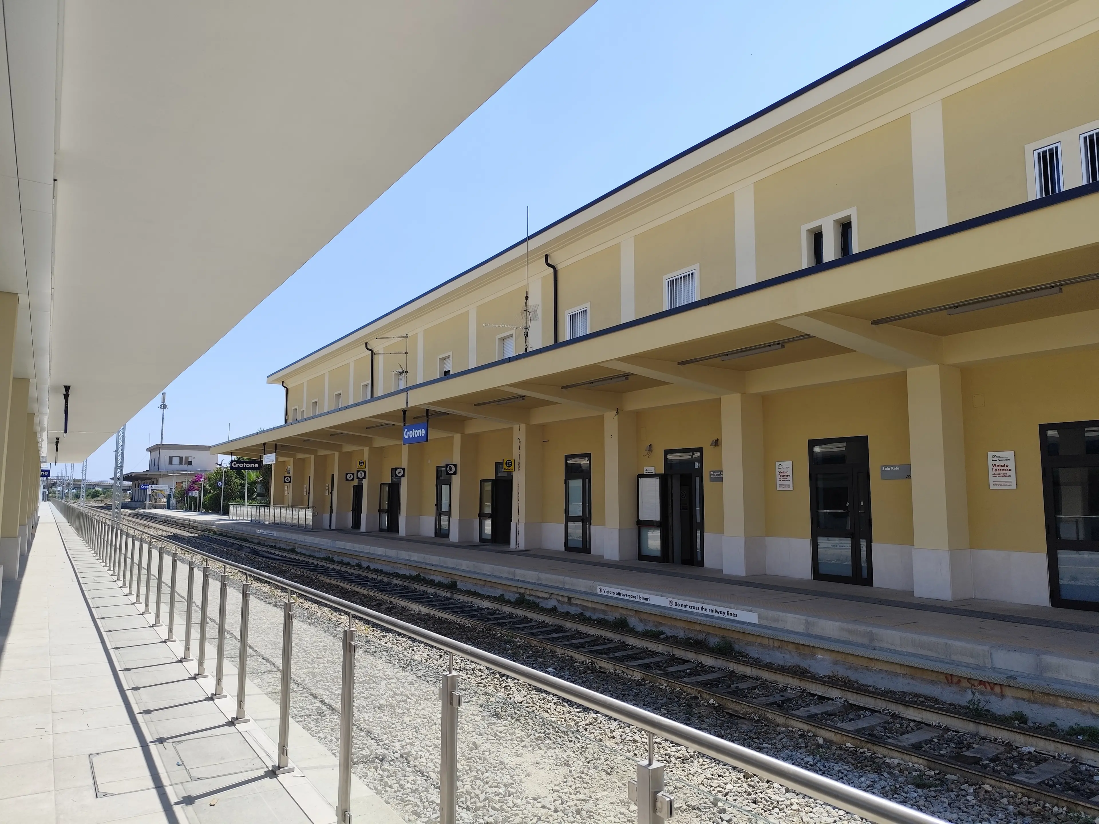 Completati i lavori di riqualificazione nelle stazioni di Crotone e Sibari: l’intervento è costato oltre 19 milioni\u00A0\n
