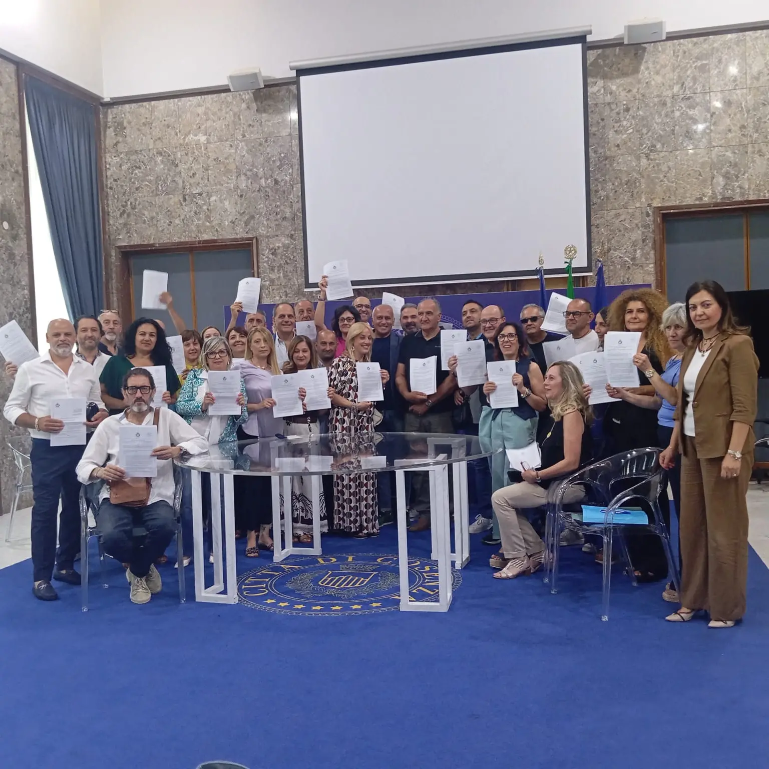 Cosenza, firmati i contratti a tempo indeterminato per 30 TIS. Caruso: «Sconfitta la precarietà»\n