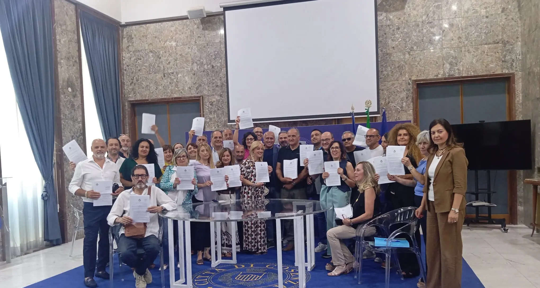 Cosenza, firmati i contratti a tempo indeterminato per 30 TIS. Caruso: «Sconfitta la precarietà»\n