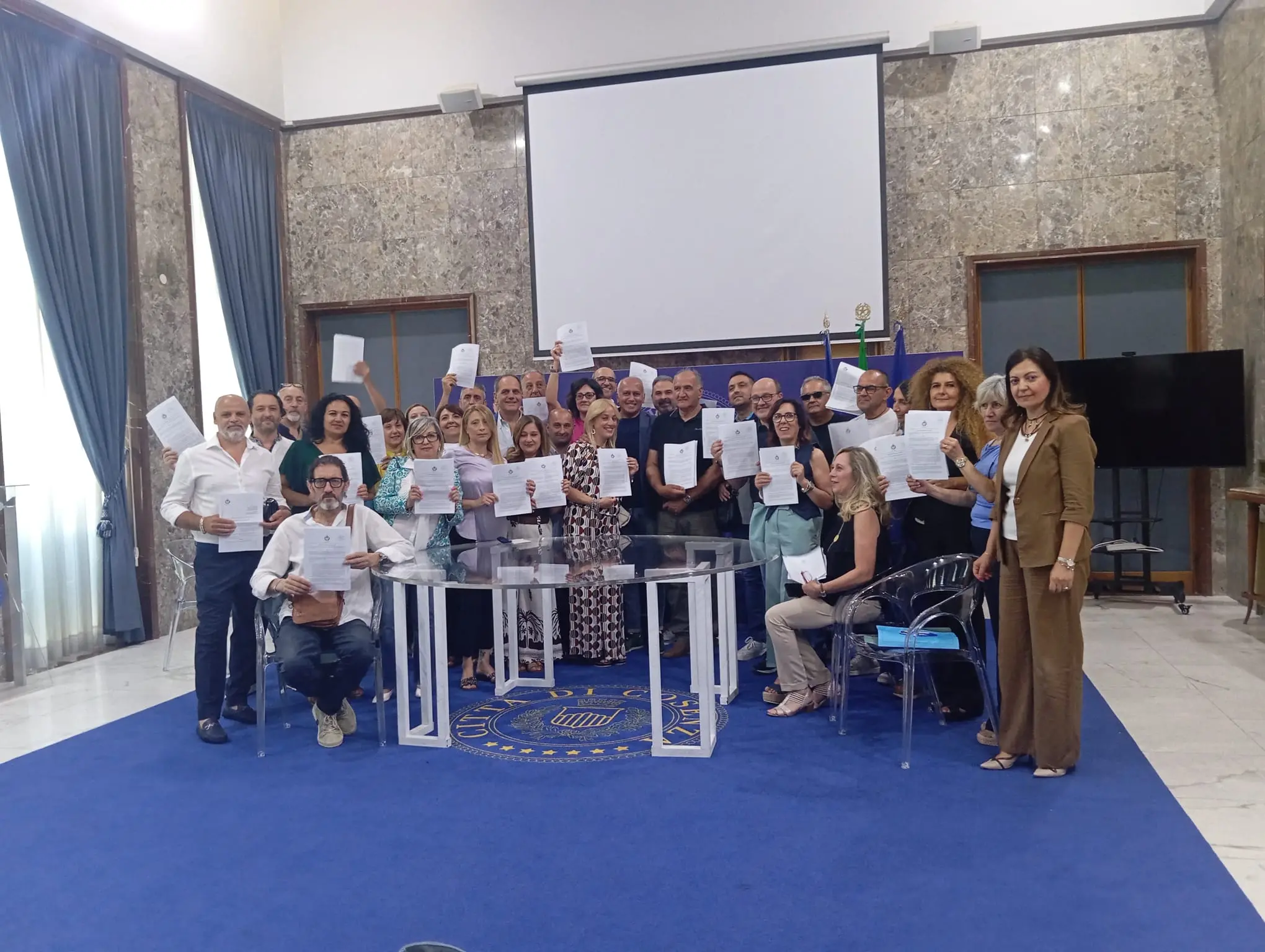 Cosenza, firmati i contratti a tempo indeterminato per 30 TIS. Caruso: «Sconfitta la precarietà»\n