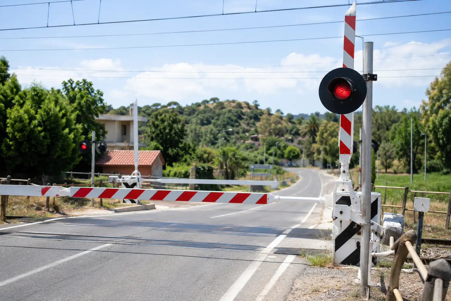 Ripristinato il passaggio a livello sulla Sp\u00A022 tra l’entroterra e la costa, il consigliere\u00A0Barbalace: «Circolazione di nuovo ok\u00A0grazie a Rfi»\n