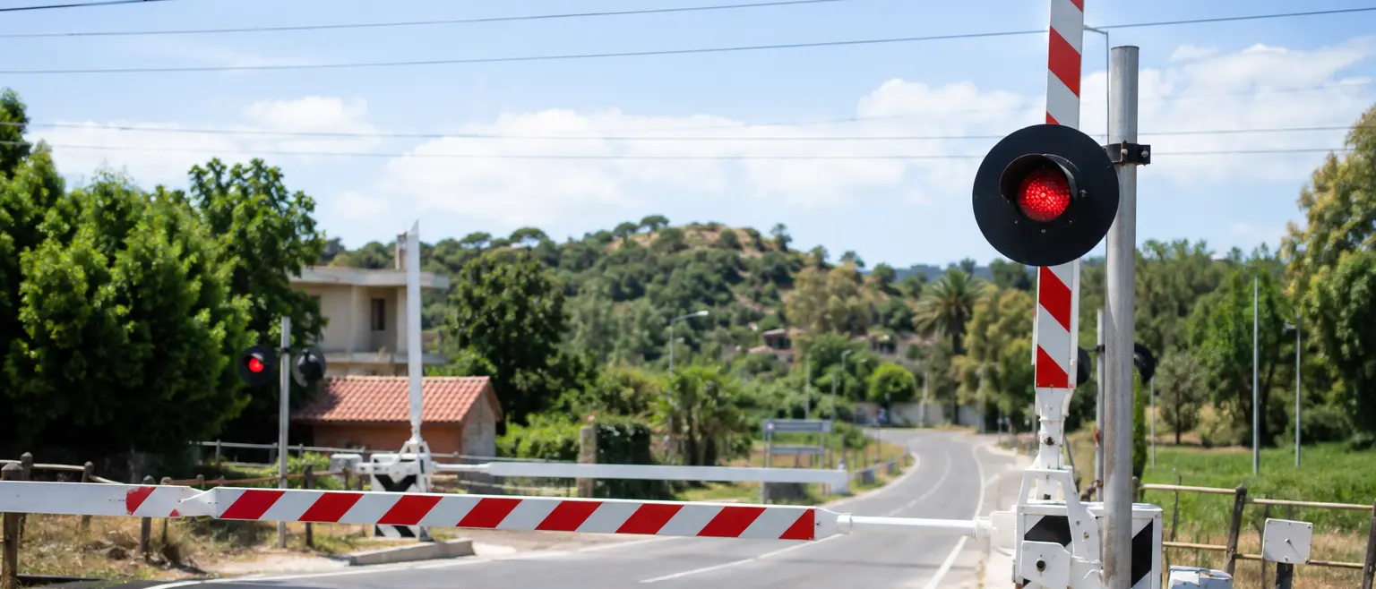 Ripristinato il passaggio a livello sulla Sp\u00A022 tra l’entroterra e la costa, il consigliere\u00A0Barbalace: «Circolazione di nuovo ok\u00A0grazie a Rfi»\n
