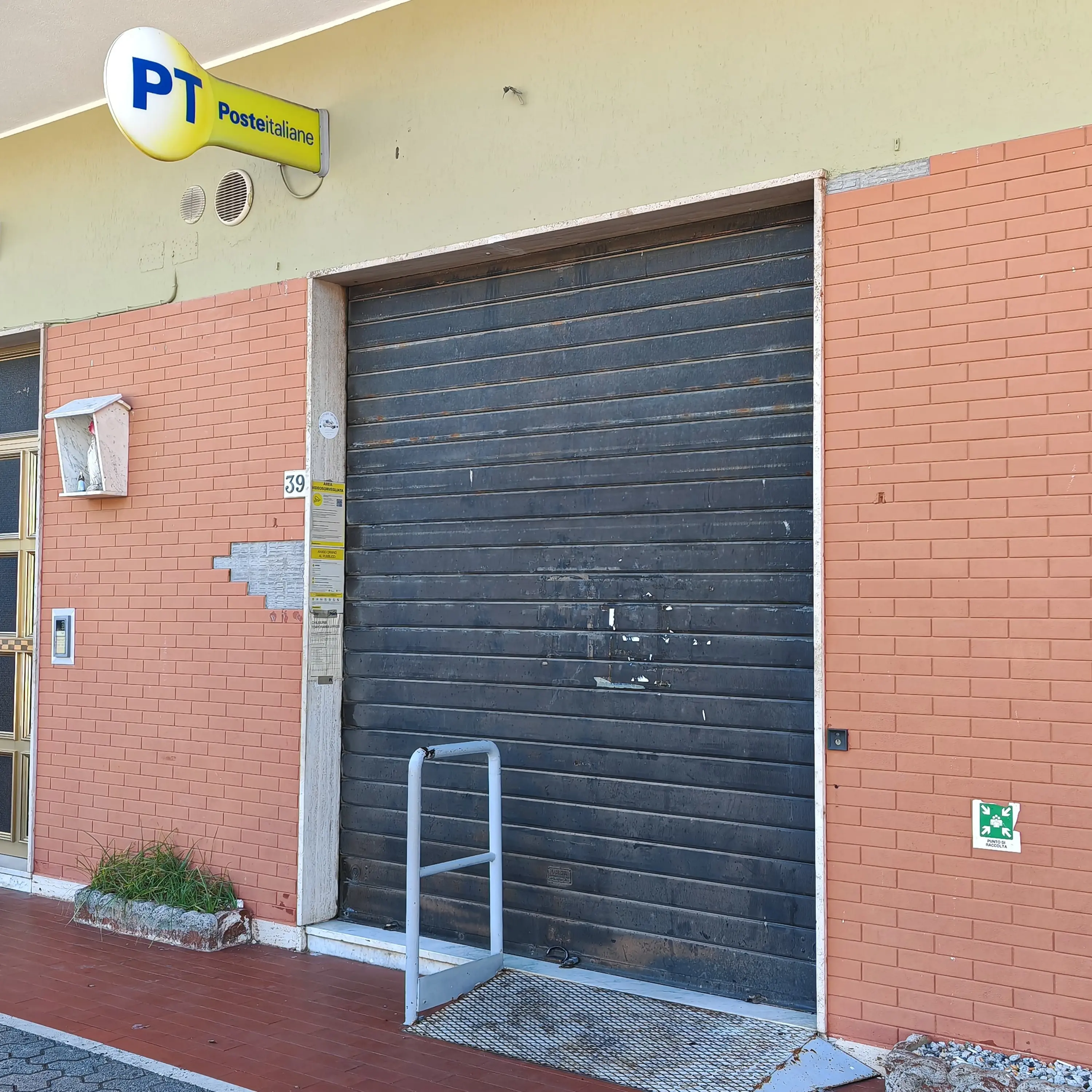 Montepaone Lido, ufficio postale chiuso in piena estate: scoppia la protesta per i disagi\n