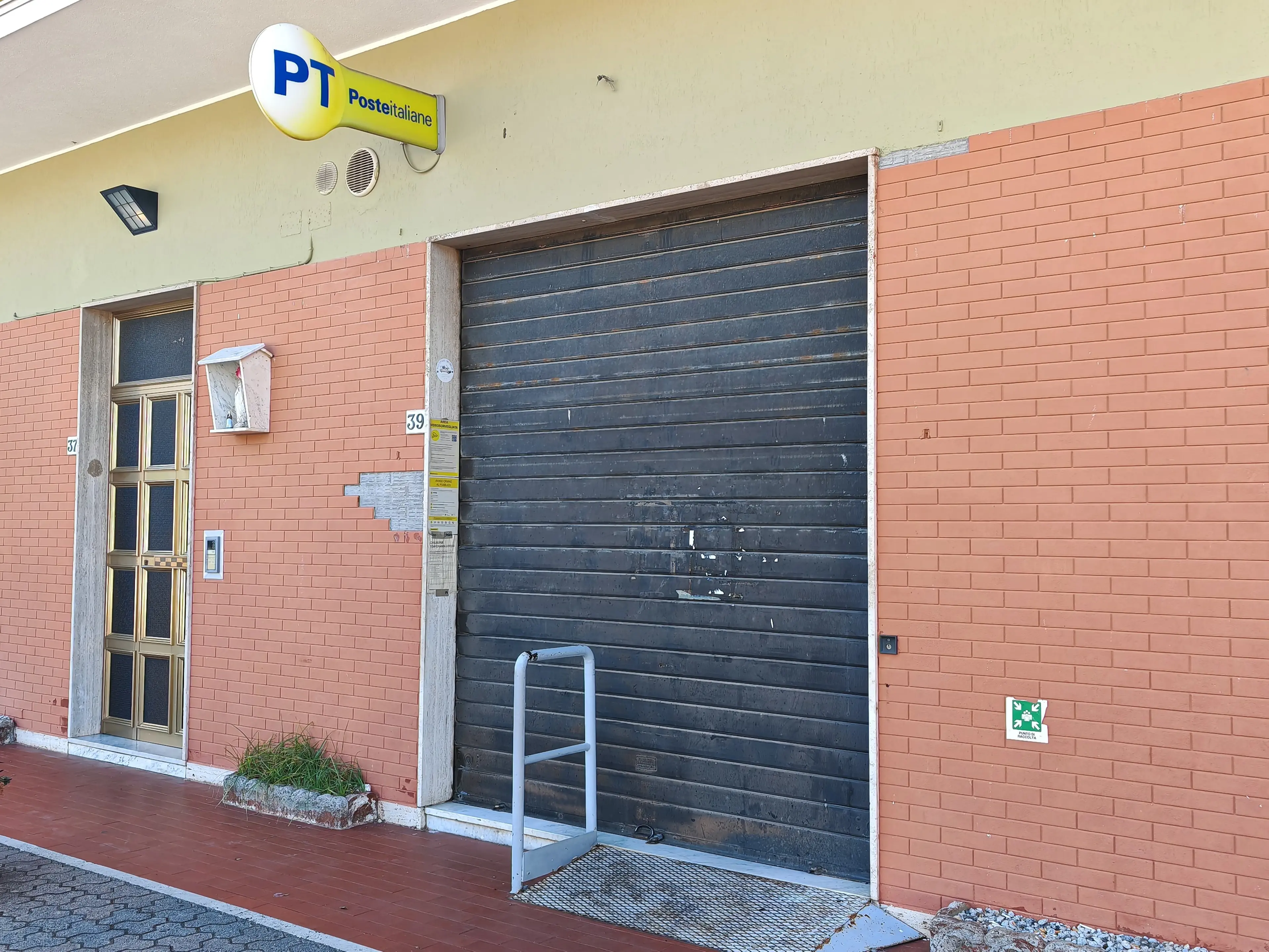 Montepaone Lido, ufficio postale chiuso in piena estate: scoppia la protesta per i disagi\n