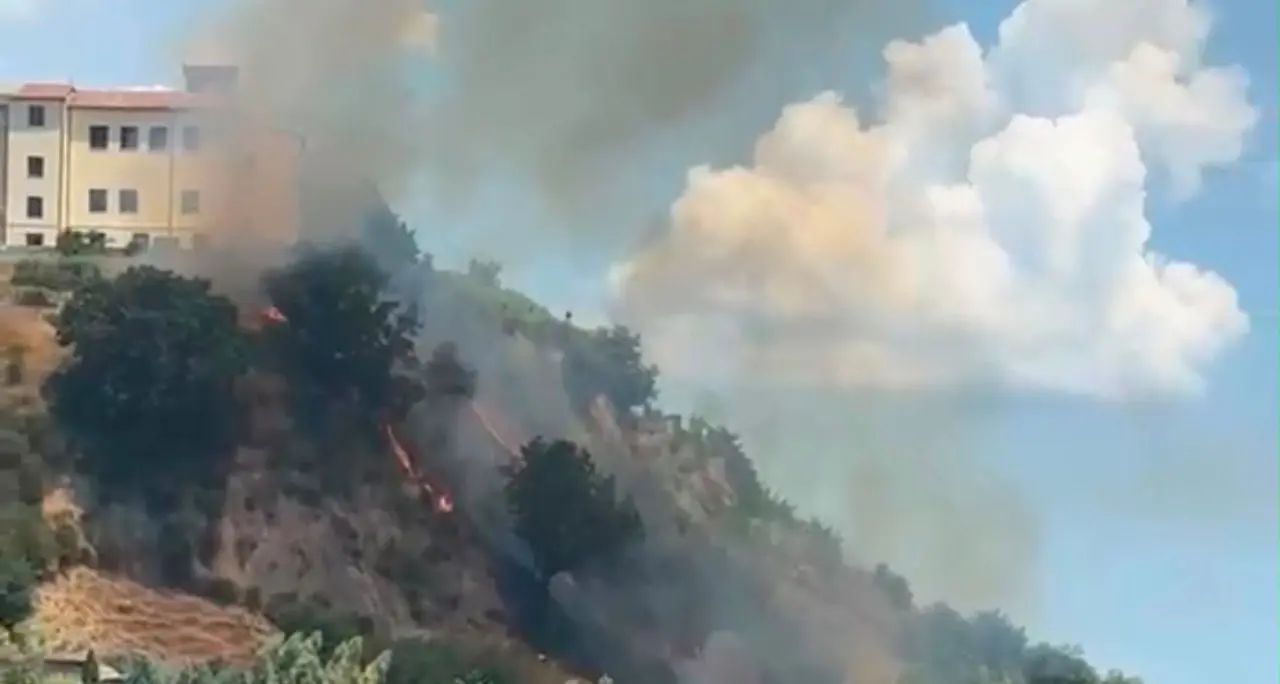 Incendio nel centro storico di Rende, la maggioranza: «I terreni sotto al convento sono privati»\n