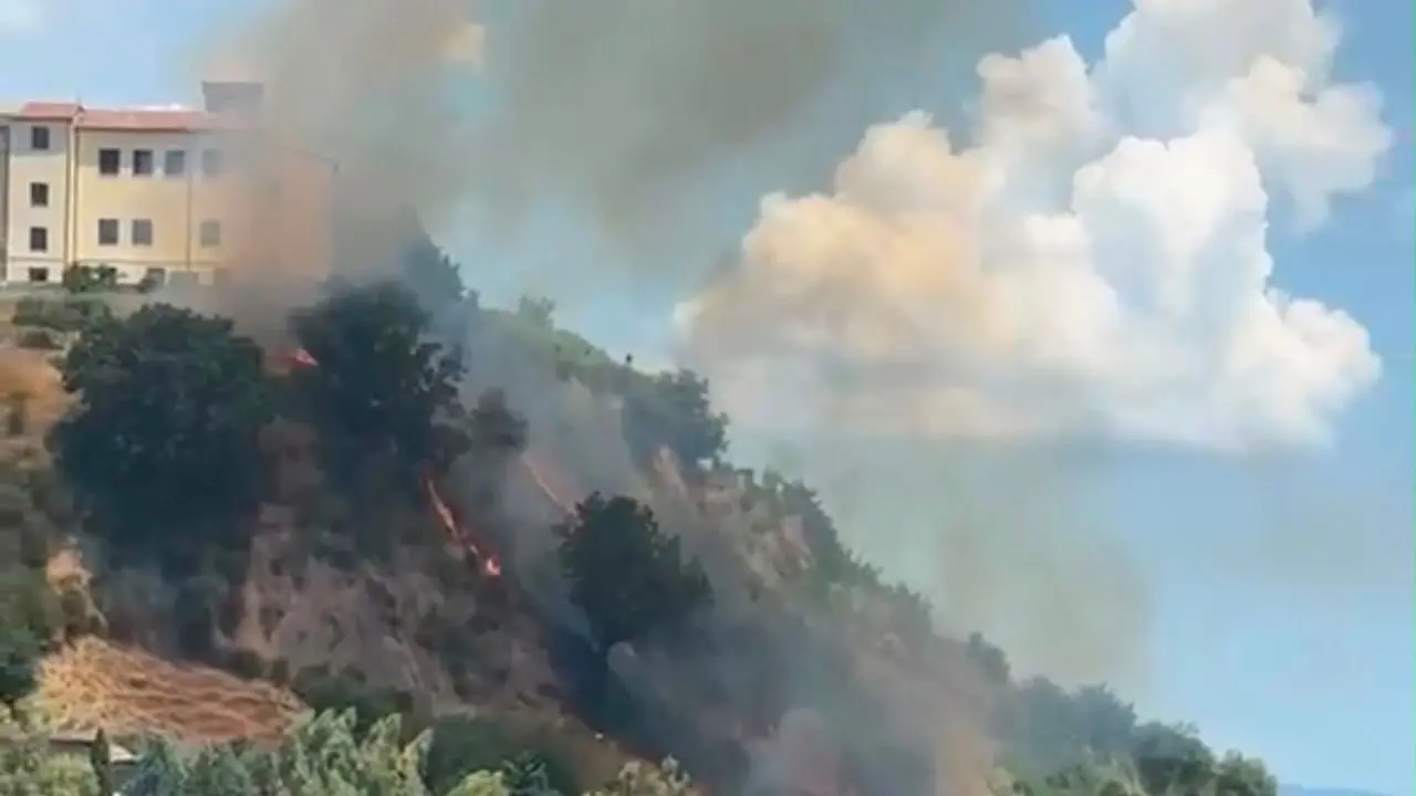 Incendio nel centro storico di Rende, la maggioranza: «I terreni sotto al convento sono privati»\n