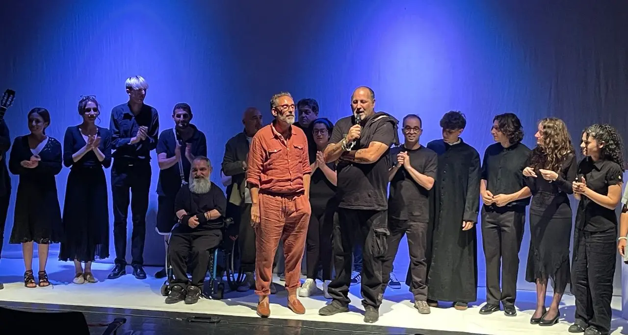 Brunori a Mendicino per lo\u00A0spettacolo teatrale Picchì e Però tratto dal libro di Sergio Crocco\u00A0| VIDEO\n\n\n