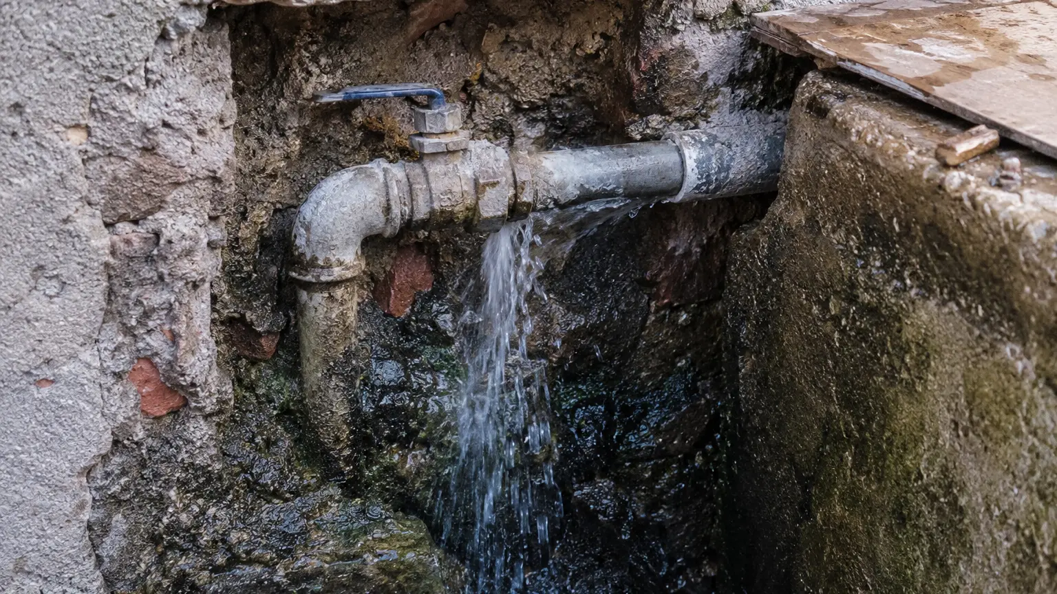 <p>Dispersione d’acqua, in Calabria l'emergenza continua: Cosenza tra le peggiori d'Italia, ogni anno<span style=\"color:hsl(0, 75%, 60%);\"> sprechi per miliardi</span></p>
