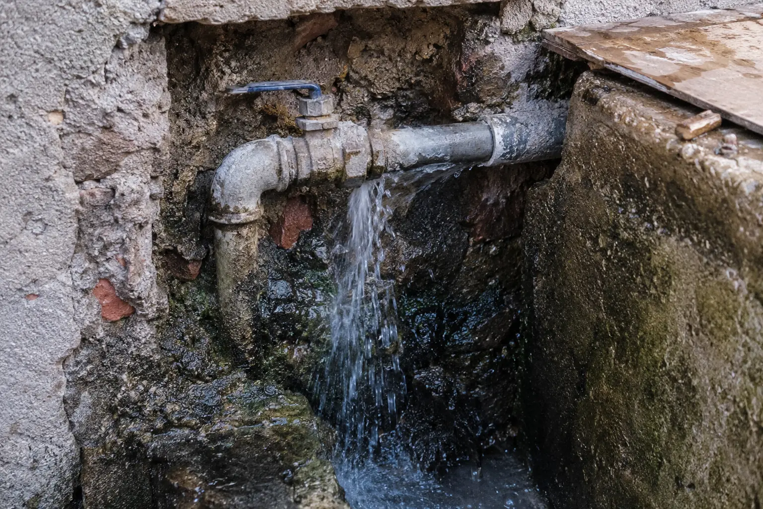 Dispersione d’acqua, in Calabria l'emergenza continua: Cosenza tra le peggiori d'Italia, ogni anno sprechi per miliardi\n
