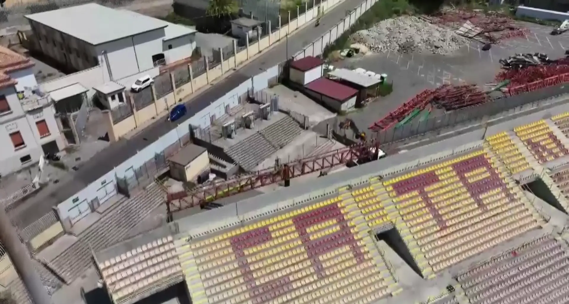 Lavori al Ceravolo: inizia la fase 2 con pulizia dei detriti (gratis a chi li chiede) e basamento della curva