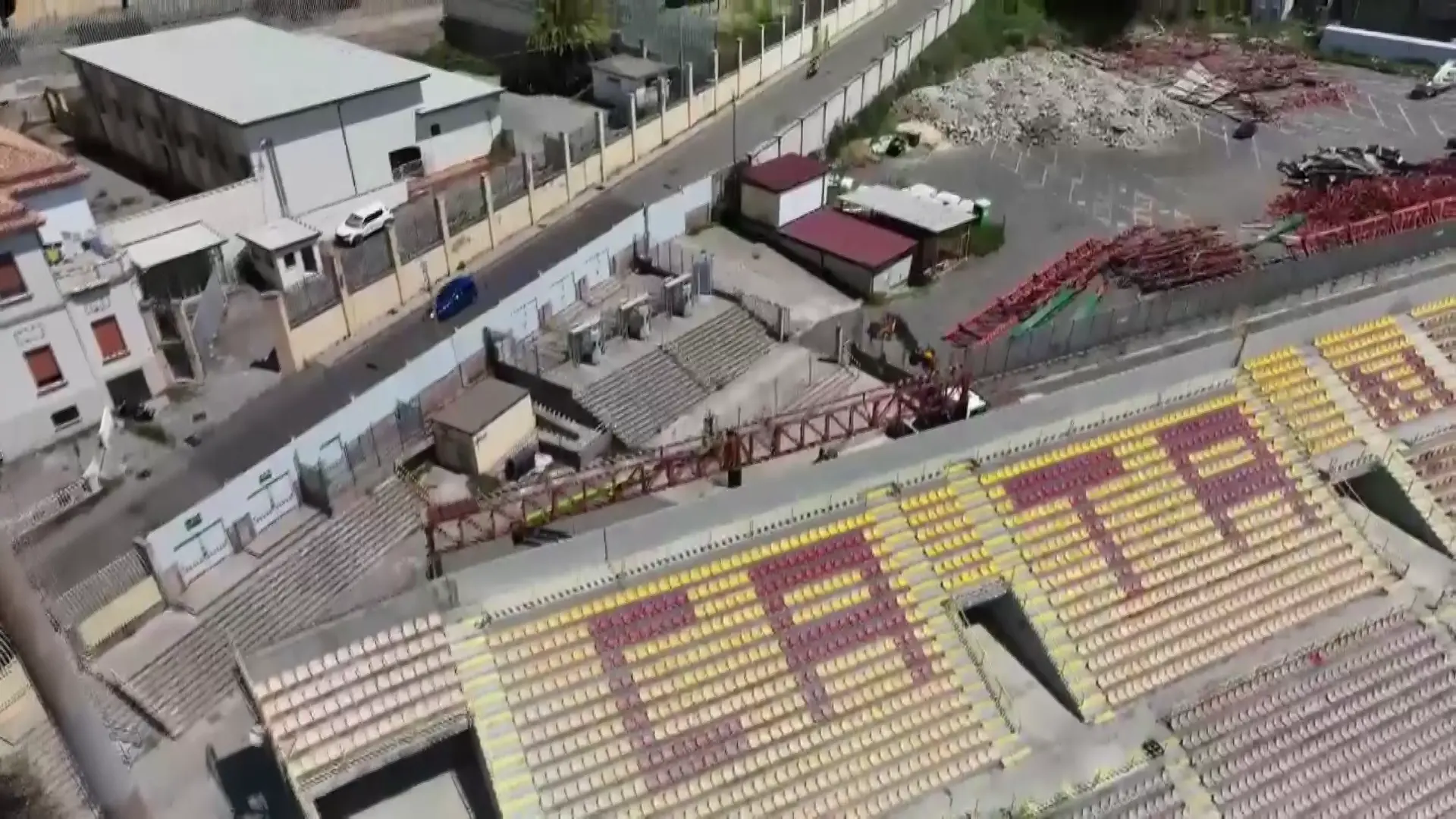 Lavori al Ceravolo: inizia la fase 2 con pulizia dei detriti (gratis a chi li chiede) e basamento della curva