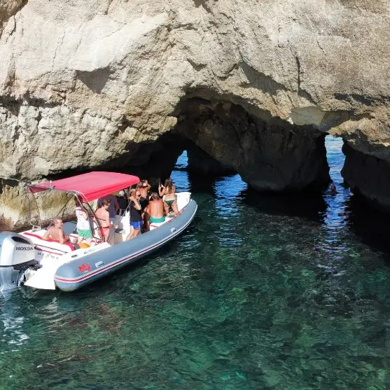 La Calabria sommersa conquista i turisti: tra grotte, fondali e snorkeling alla scoperta della Costa degli Dei\n