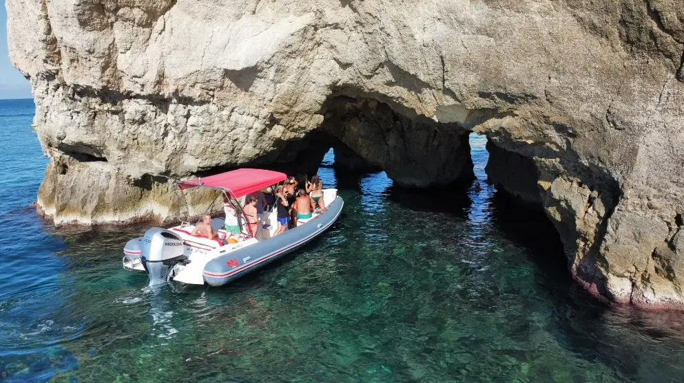 La Calabria sommersa conquista i turisti: tra grotte, fondali e snorkeling alla scoperta della Costa degli Dei\n