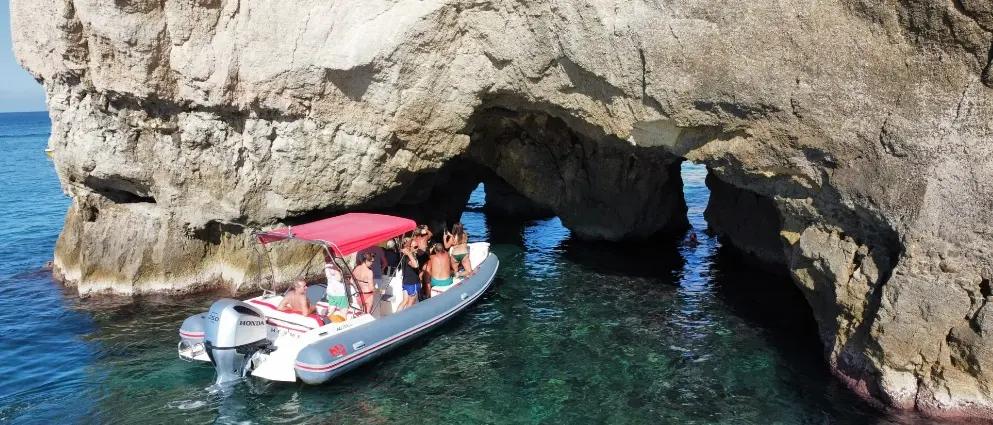 La Calabria sommersa conquista i turisti: tra grotte, fondali e snorkeling alla scoperta della Costa degli Dei\n