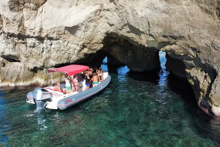 La Calabria sommersa conquista i turisti: tra grotte, fondali e snorkeling alla scoperta della Costa degli Dei\n