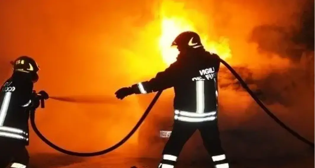 Incendio distrugge due auto dell'imprenditore Pietro Bloise a Marina di Sibari, il sindaco di Cassano: «Gesto vile»\n