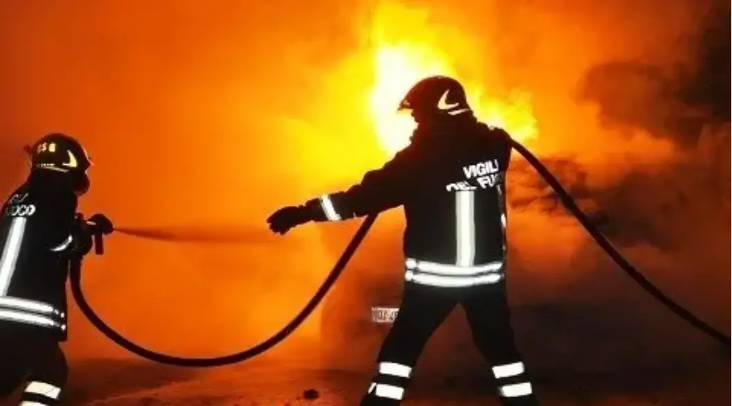Incendio distrugge due auto dell'imprenditore Pietro Bloise a Marina di Sibari, il sindaco di Cassano: «Gesto vile»\n
