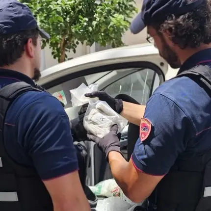 Hashish in un furgone abbandonato: la Polizia sequestra un chilo di droga nel centro storico di Crotone\n