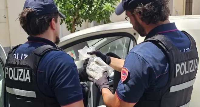 Hashish in un furgone abbandonato: la Polizia sequestra un chilo di droga nel centro storico di Crotone\n