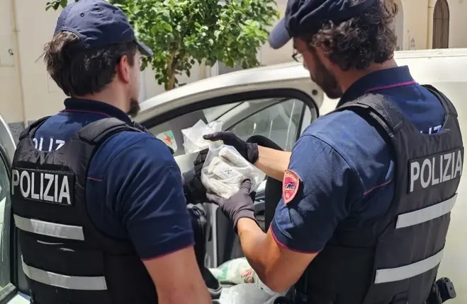 Hashish in un furgone abbandonato: la Polizia sequestra un chilo di droga nel centro storico di Crotone\n