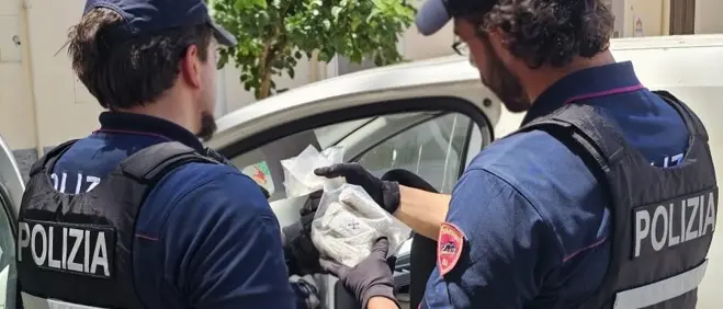 Hashish in un furgone abbandonato: la Polizia sequestra un chilo di droga nel centro storico di Crotone\n
