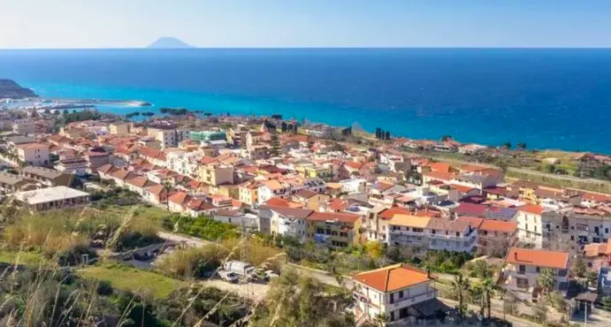 Parghelia accende l'estate tra cultura e tradizione: libri, sagre e cinema pronti ad animare il centro costiero\n