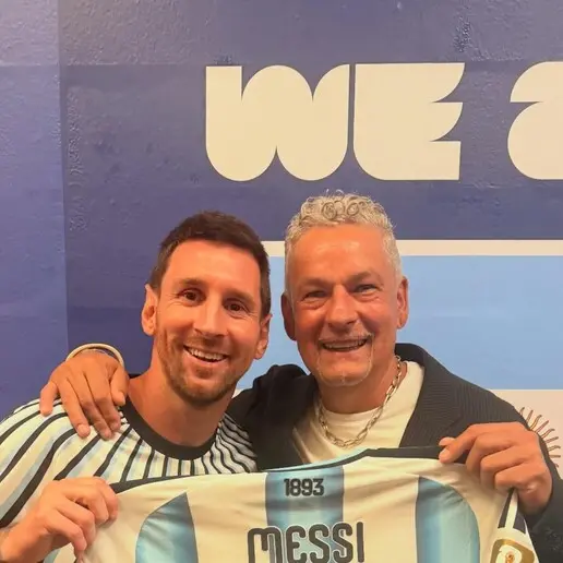Messi regala a Baggio la sua maglia dell'Argentina, il Divin Codino: »Ti voglio bene amico mio»\n