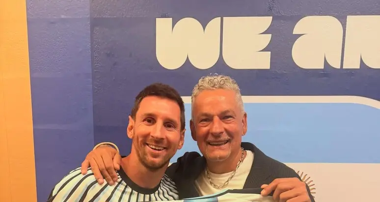 Messi regala a Baggio la sua maglia dell'Argentina, il Divin Codino: »Ti voglio bene amico mio»\n