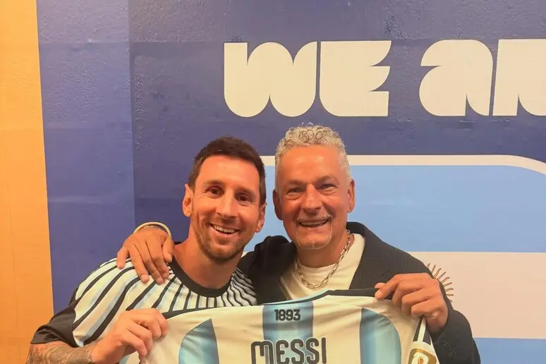 Messi regala a Baggio la sua maglia dell'Argentina, il Divin Codino: »Ti voglio bene amico mio»\n
