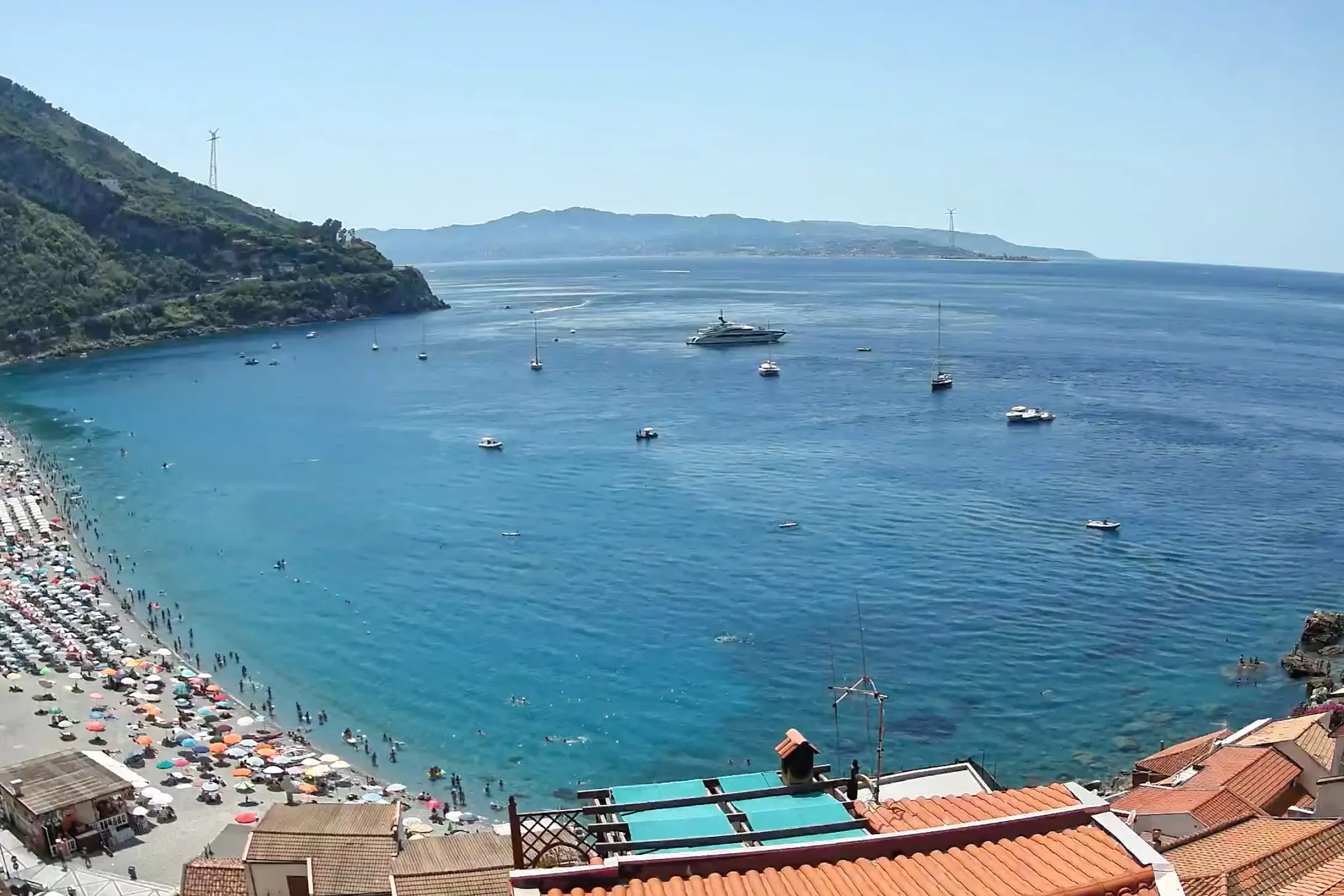Scilla, la prima domenica di fuoco accende l'estate: in spiaggia è già tutto esaurito\n