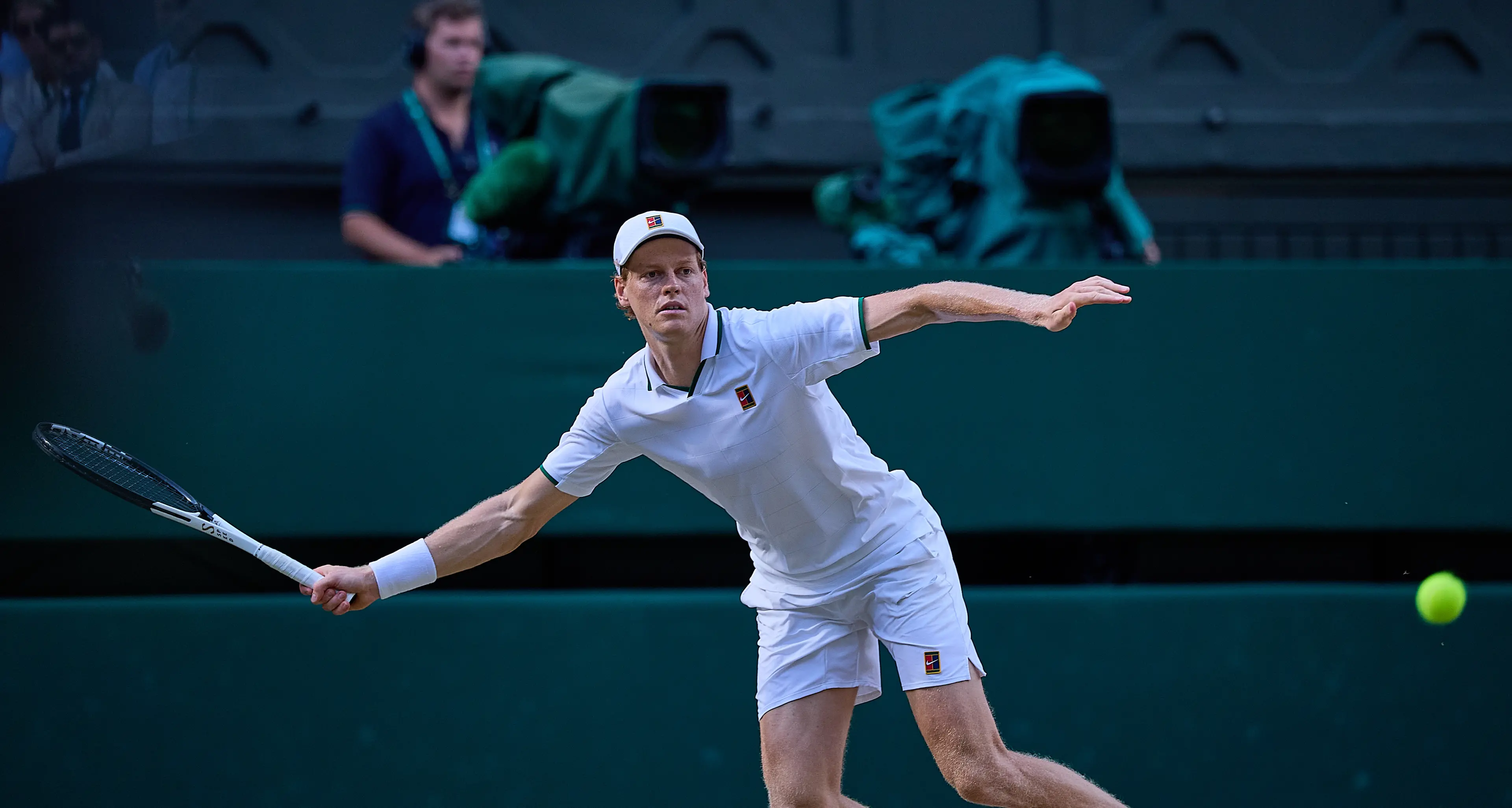 <p><span style=\"color:hsl(0, 75%, 60%);\">Sinner Re a Londra</span>, vince Wimbledon e difende il titolo: battuto Zverev</p>