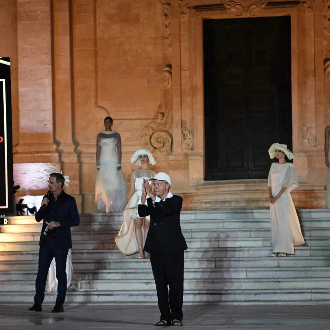 Il fashion designer Claudio Greco conquista Matera al Premio Moda 2026 con una collezione dedicata alla pace\n