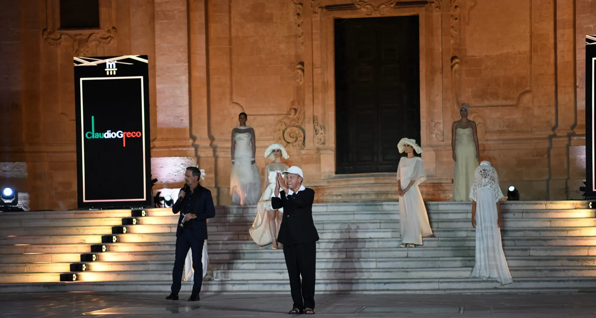 Il fashion designer Claudio Greco conquista Matera al Premio Moda 2026 con una collezione dedicata alla pace\n