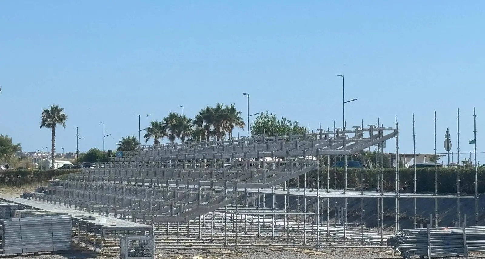 Arena dei Cedri, prosegue l'allestimento del mega palco: il 3 agosto si alza il sipario con Giorgia\n