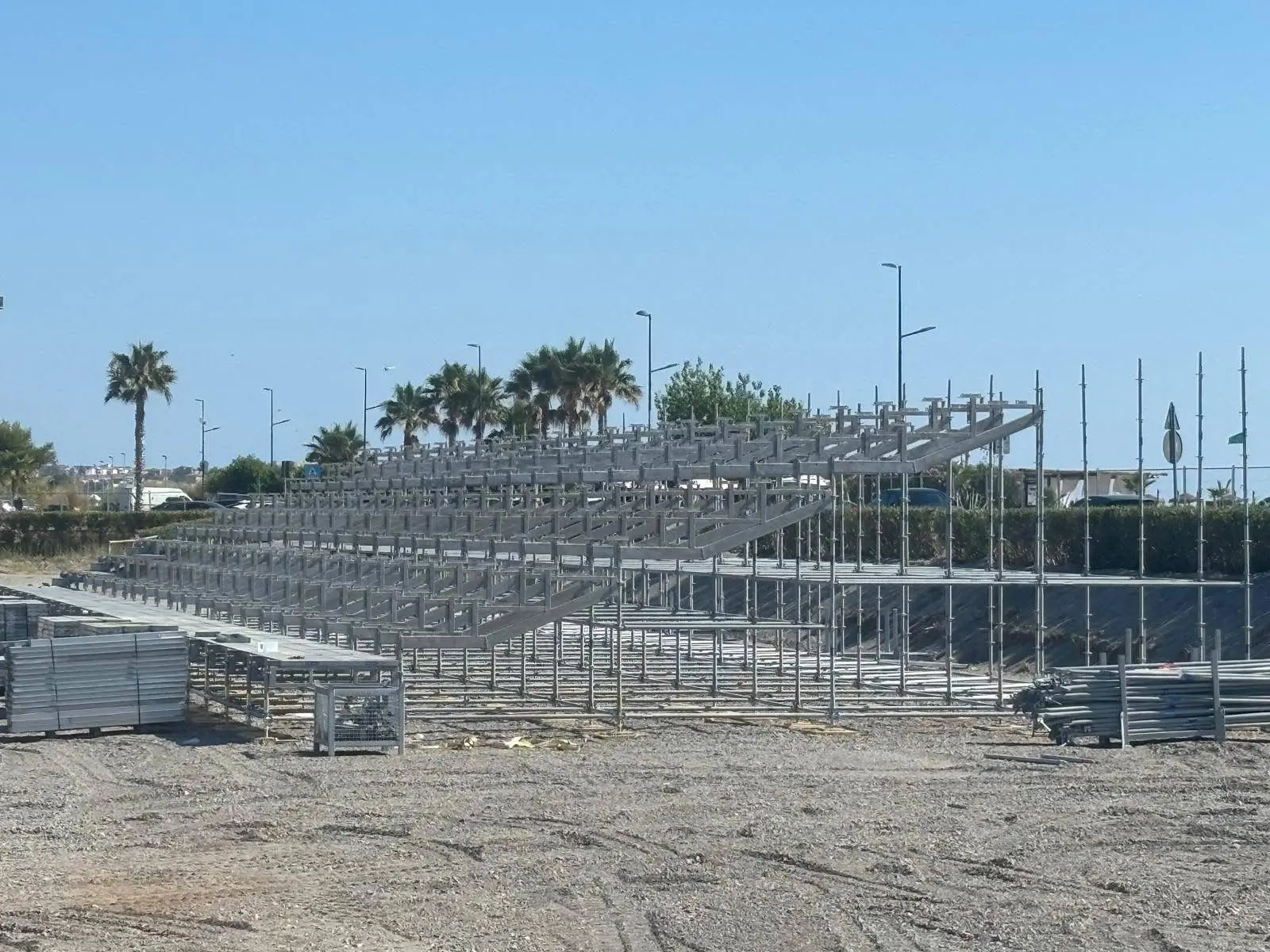 Arena dei Cedri, prosegue l'allestimento del mega palco: il 3 agosto si alza il sipario con Giorgia\n