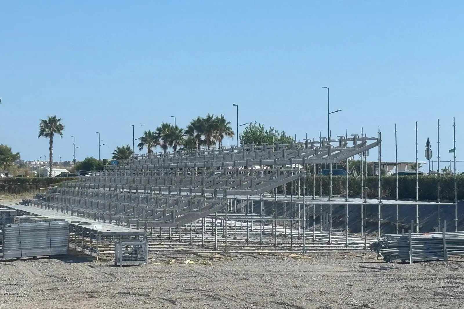 Arena dei Cedri, prosegue l'allestimento del mega palco: il 3 agosto si alza il sipario con Giorgia\n
