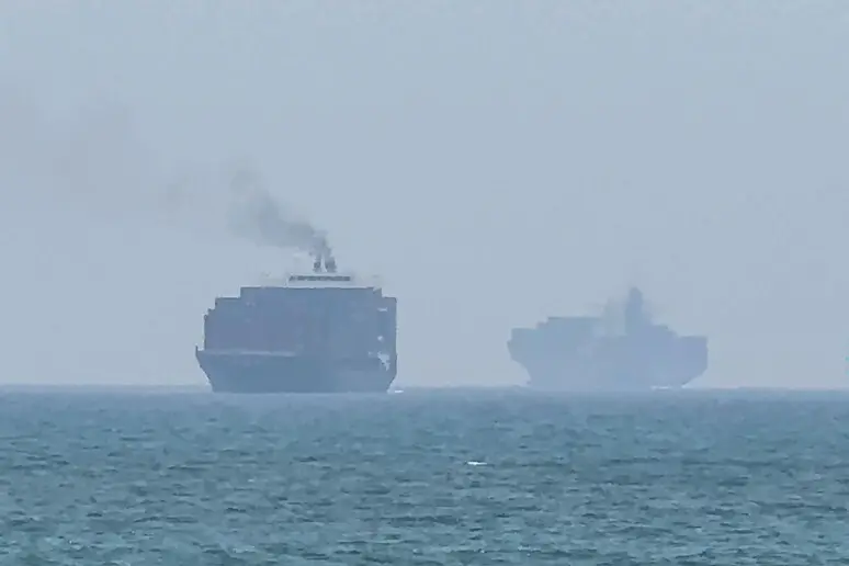 Escalation tra Usa e Iran, si ferma il traffico nello Stretto di Hormuz: vola il prezzo del petrolio\n