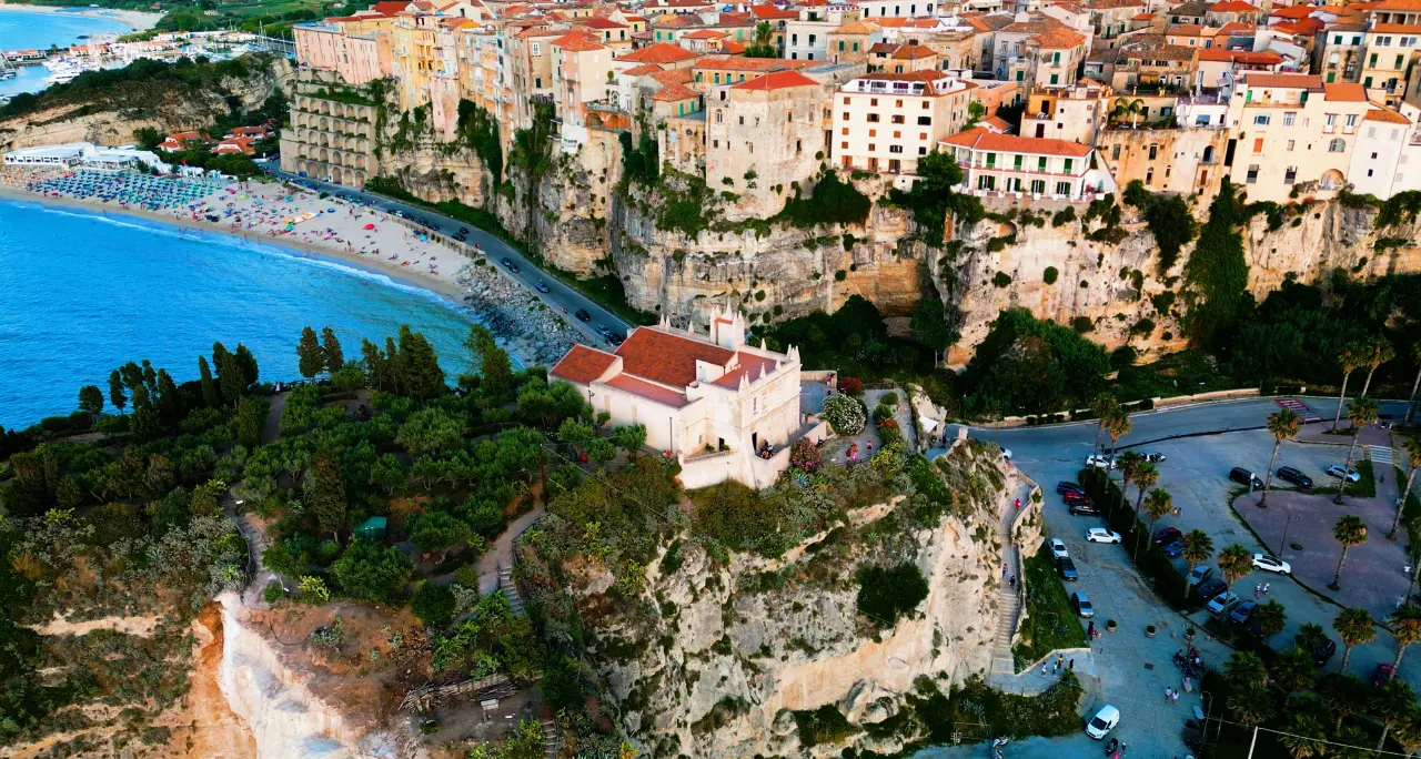 Tropea terzo\u00A0in Italia tra i comuni dove\u00A0gli stranieri vogliono comprare casa, Macrì: «Cresce il prestigio ma rischiamo di perdere residenti»\n