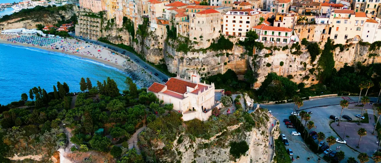 Tropea terzo\u00A0in Italia tra i comuni dove\u00A0gli stranieri vogliono comprare casa, Macrì: «Cresce il prestigio ma rischiamo di perdere residenti»\n