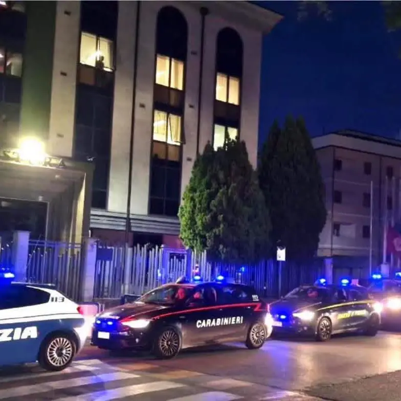 Controlli interforze tra Vibo e Tropea contro la mala movida: 387 persone identificate, denunce e verifiche contro droga e alcol\n