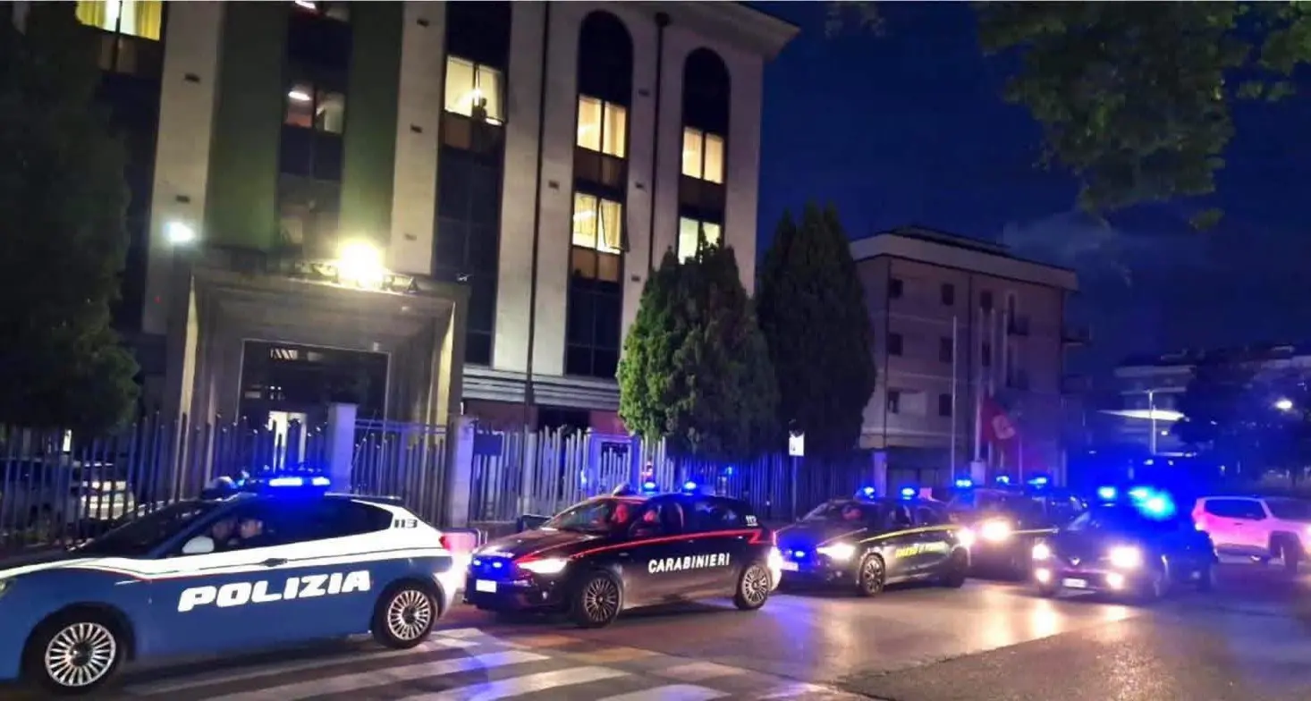 Controlli interforze tra Vibo e Tropea contro la mala movida: 387 persone identificate, denunce e verifiche contro droga e alcol\n