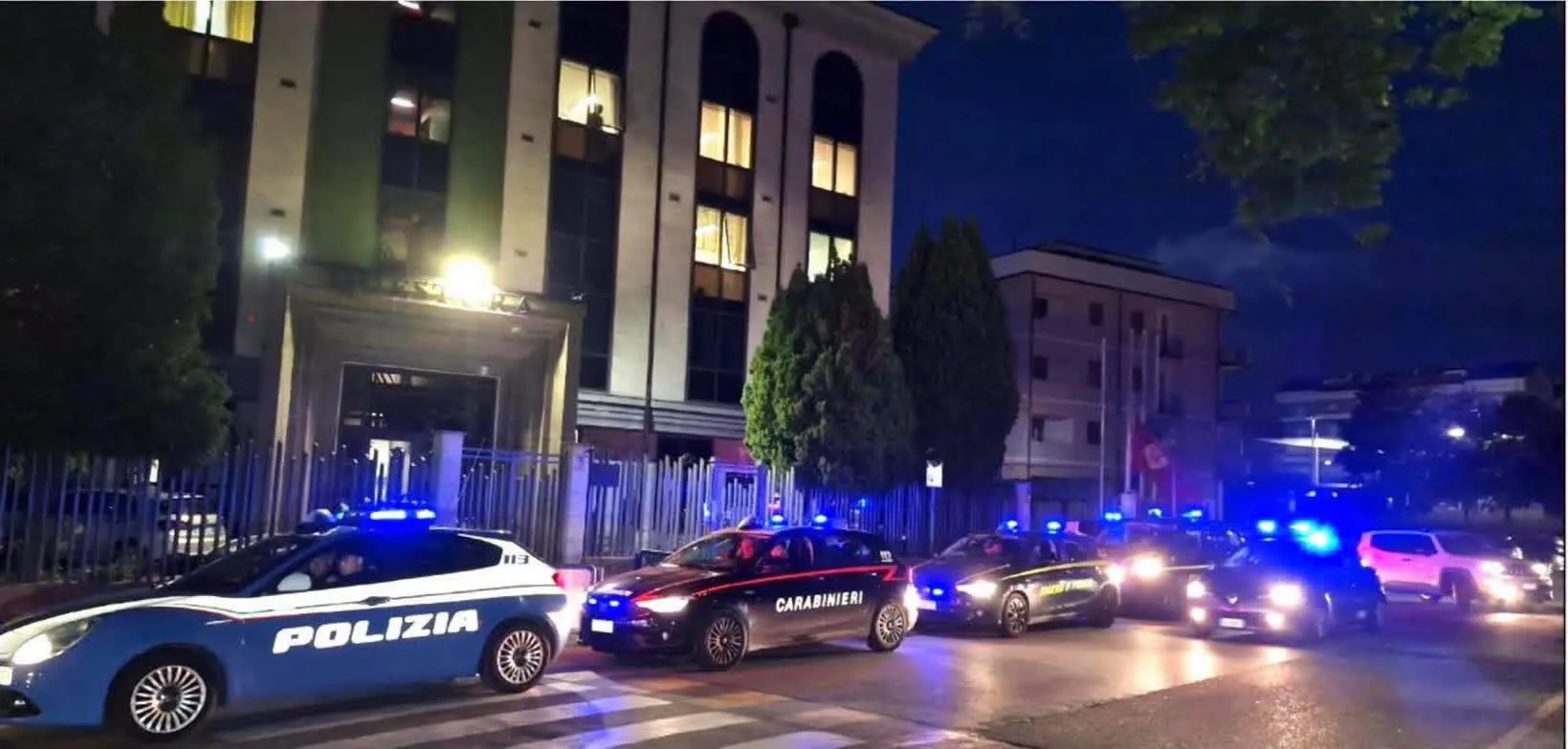 Controlli interforze tra Vibo e Tropea contro la mala movida: 387 persone identificate, denunce e verifiche contro droga e alcol\n