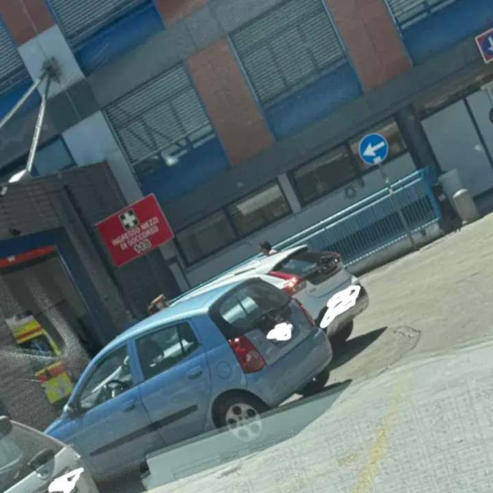 Cosenza, al Pronto soccorso auto sbarrano la strada alle ambulanze. La denuncia\n