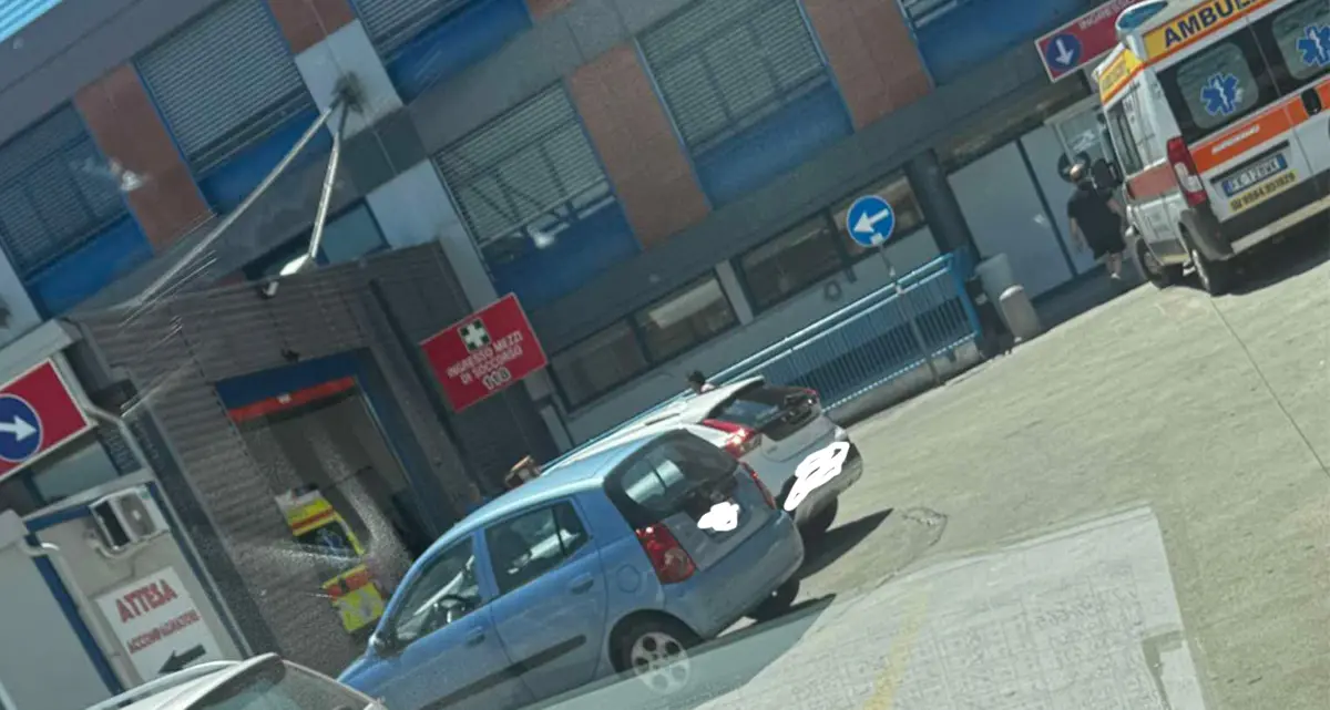 Cosenza, al Pronto soccorso auto sbarrano la strada alle ambulanze. La denuncia\n
