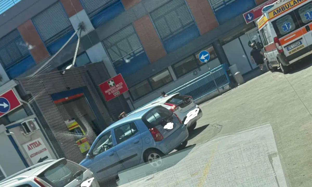 Cosenza, al Pronto soccorso auto sbarrano la strada alle ambulanze. La denuncia\n