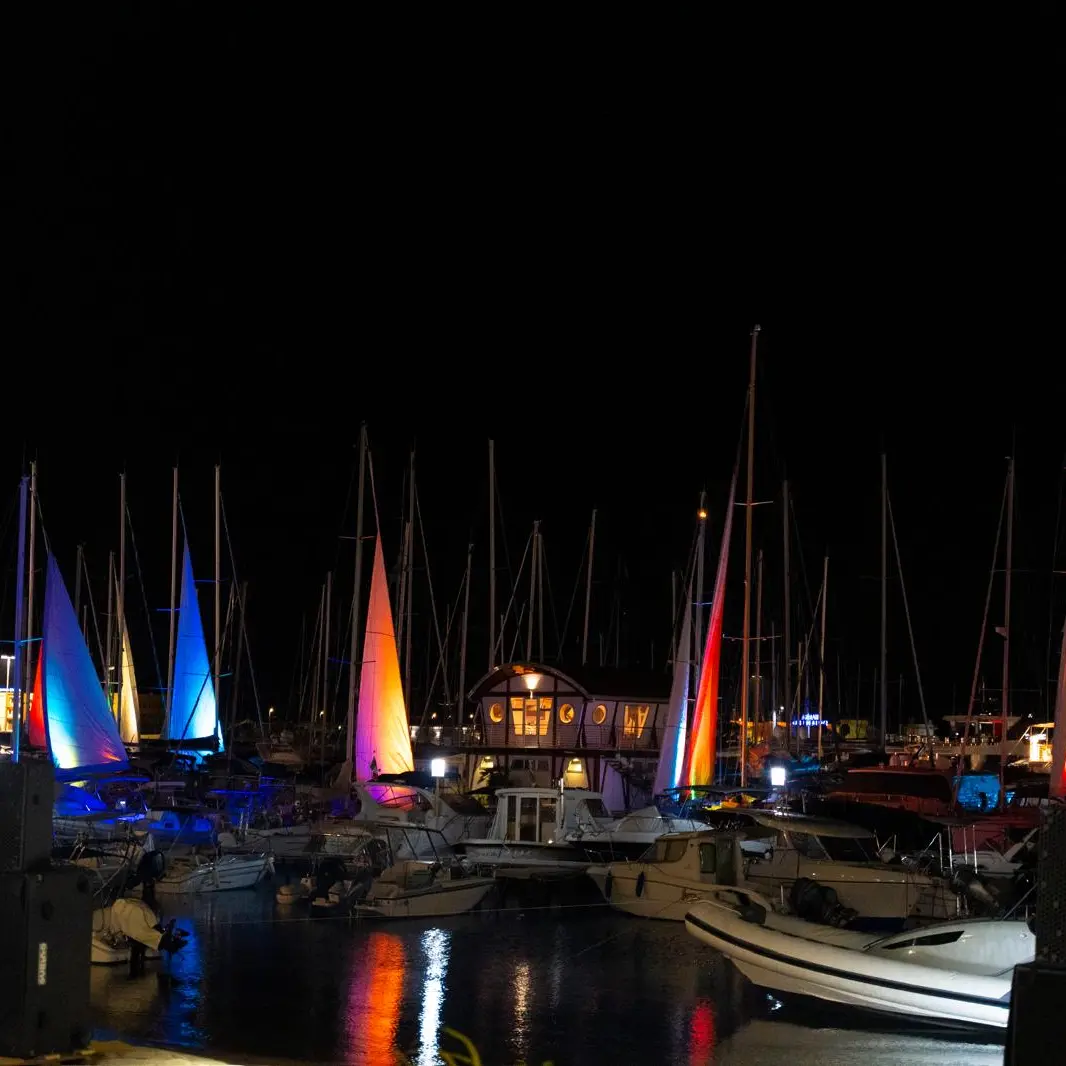 <p>Vele illuminate, musica e riflessi colorati sul mare: il Light Fest conquista Vibo Marina</p>