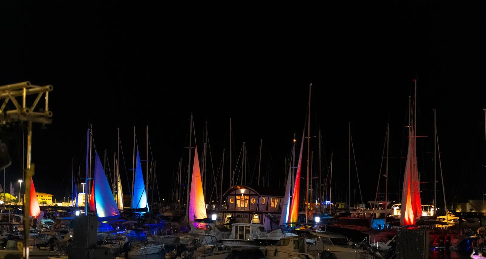 <p>Vele illuminate, musica e riflessi colorati sul mare: il Light Fest conquista Vibo Marina</p>